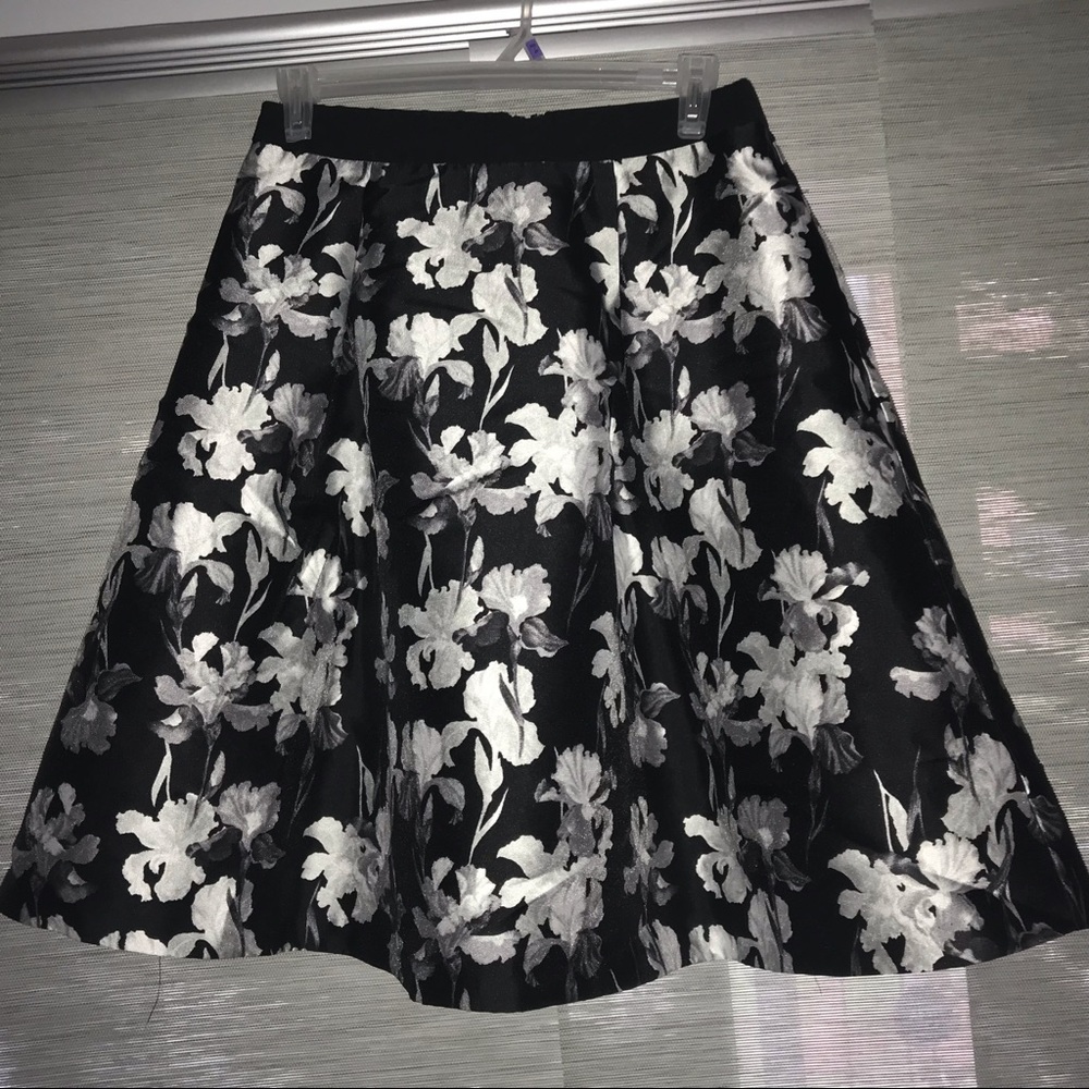 Full floral skirt with pockets!